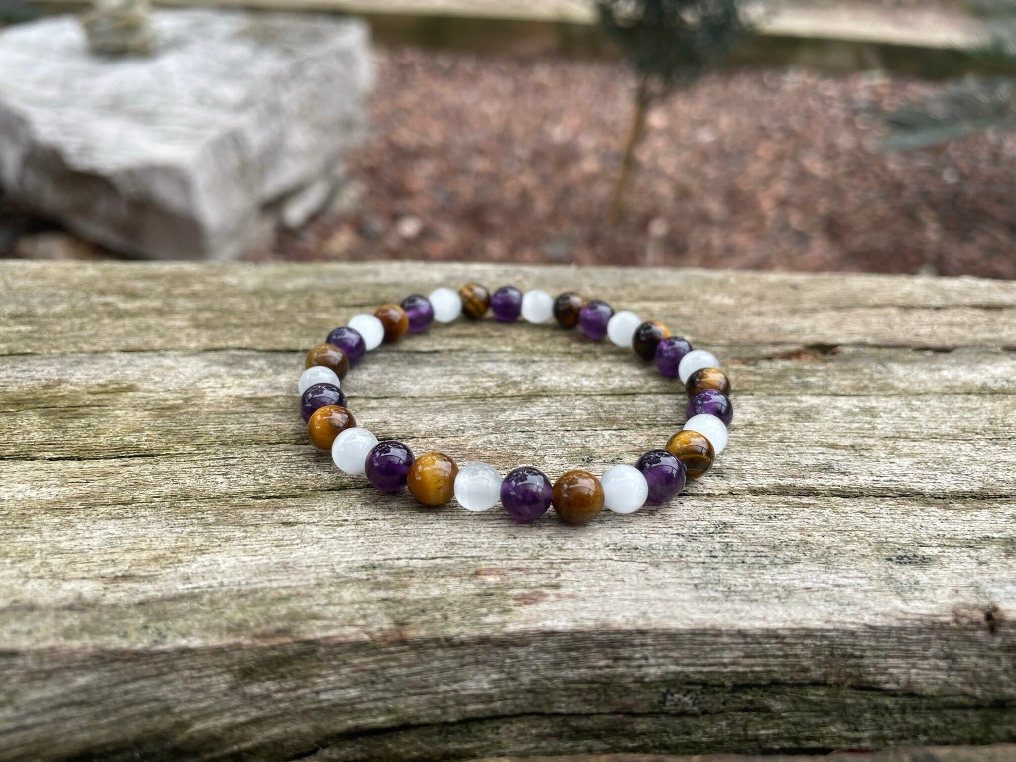 Lithotherapie-Armband aus Amethyst, Tigerauge und Selenit
