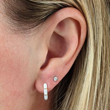 Boucles d'oreilles créoles en émail blanc avec accent de bambou - Plaqué or 3