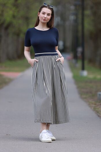 Robe mi-longue d'été femme en tissu jersey, robe à rayures bleu marine et blanches avec manches courtes et poches 3