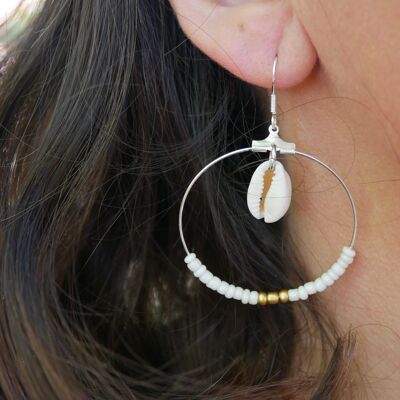 Hoop earrings in pearls and cowrie shells