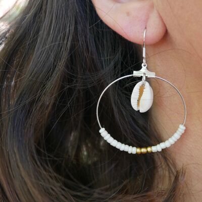 Hoop earrings in pearls and cowrie shells