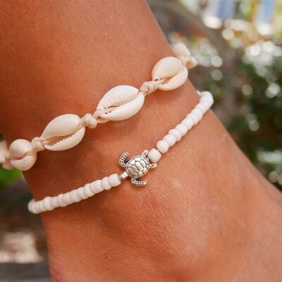 Beige anklet in Cowry shells and sea turtle
