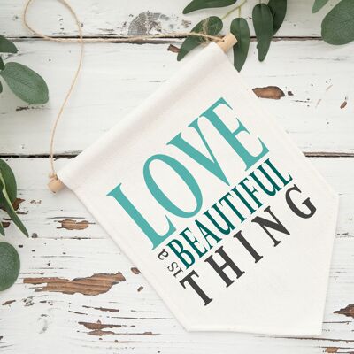Banner de lino colgante Love Is Beautiful