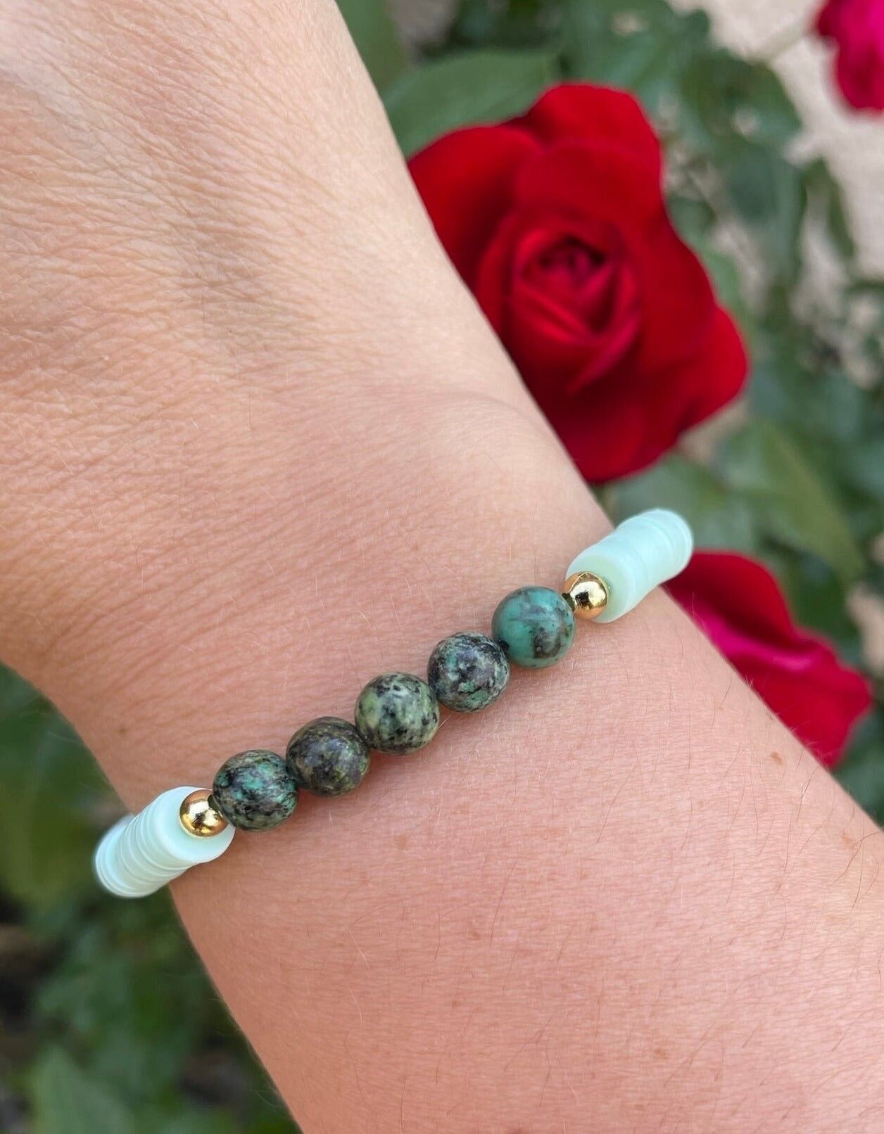 Elastisches Lithotherapie-Armband aus dunklem afrikanischen Türkis und Heishi-Perlen