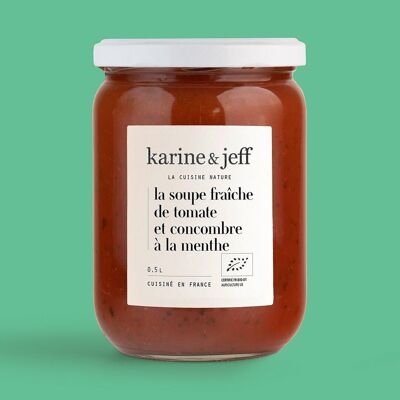 La soupe fraîche de tomate et concombre à la menthe