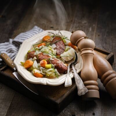 Guiso de Picardía: carne y verduras cocidas a fuego lento en su caldo para disfrutar en la jarra.