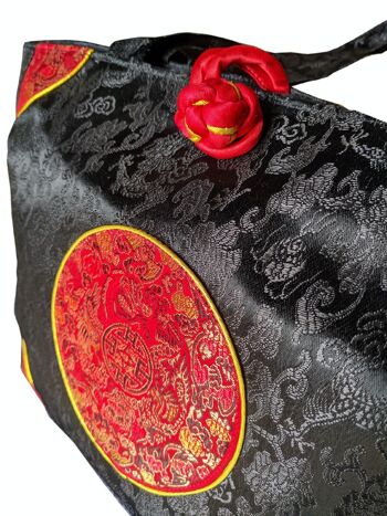 Sac à main zippé noir à motifs rouges 2