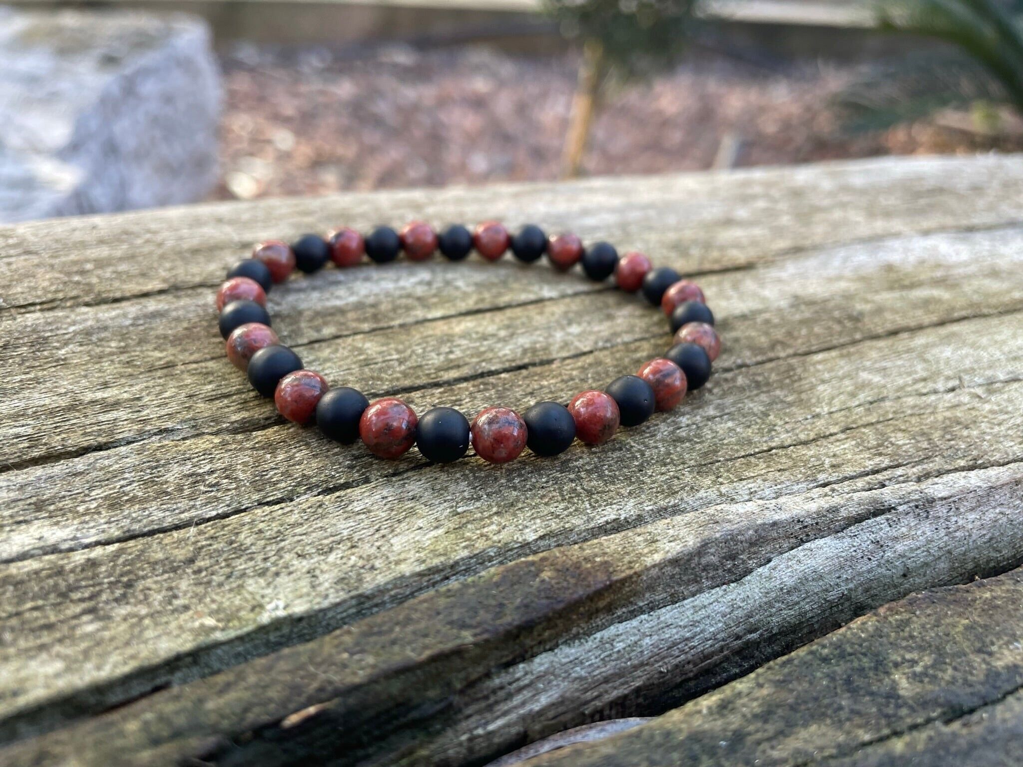 Elastisches Armband aus mattschwarzem Achat und rotem Jaspis