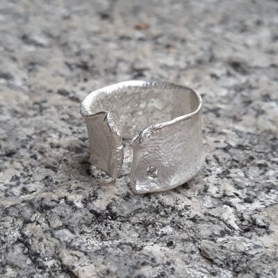 Ethical 950 silver Trésor ring set with an ethically mined white sapphire