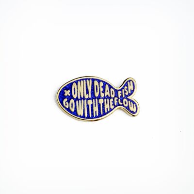 Pin „Nur tote Fische gehen mit der Strömung glitzernd blau“.