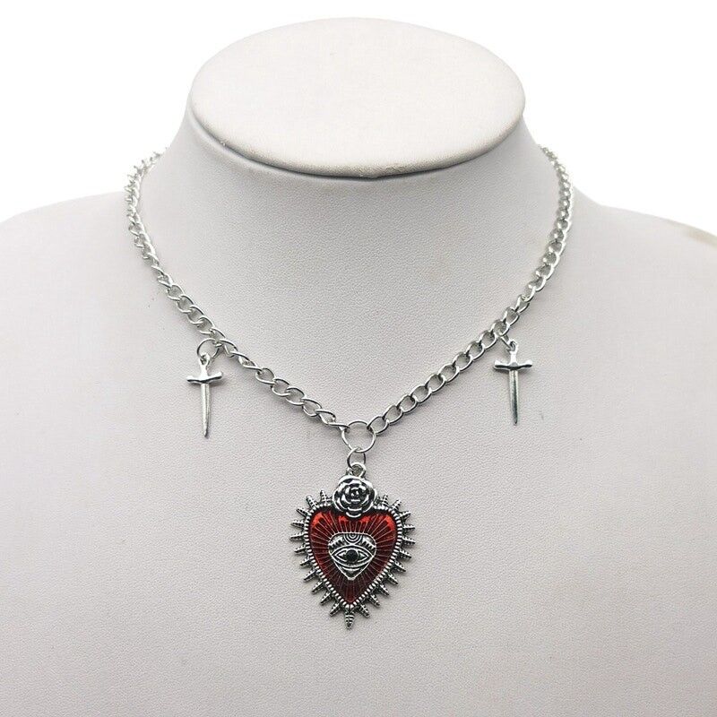 Collar con colgante en forma de corazón de rosa con cruces góticas