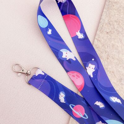 Gatos en cordones espaciales | 90 cm x 25 mm | Estética de astronauta púrpura | Lindo cordón de artista | Callejón de artistas de la convención | accesorios kawaii
