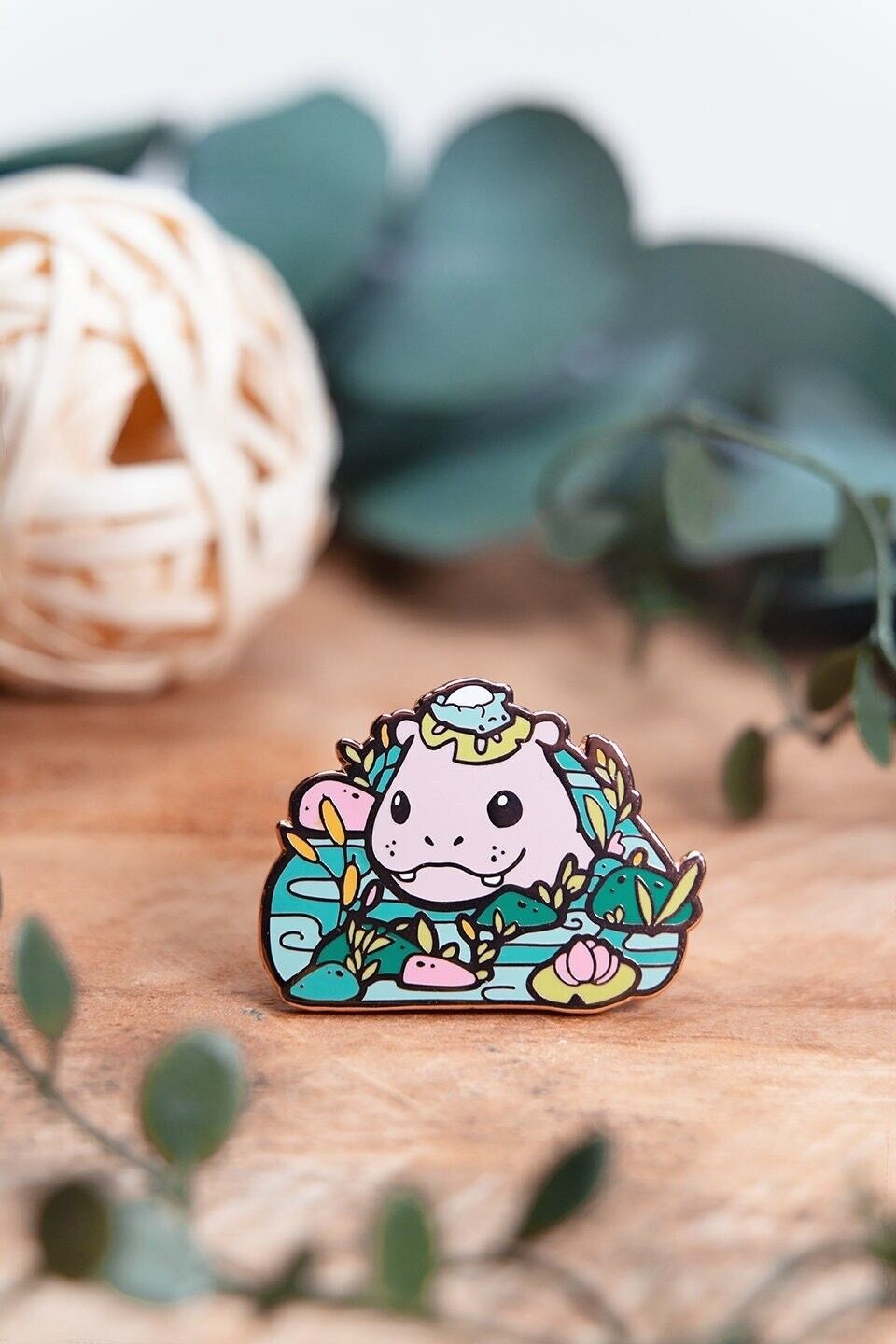 Ami hippopotame et grenouille | Épingle en émail dur mignon du collectionneur | Cadeau d'anniversaire esthétique Kawaii pour elle | Cadeau de Noël pour lui | Art par Miamiuz
