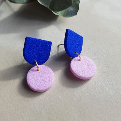 Hanging earrings in blue and pink