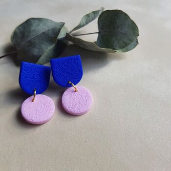 Boucles d'oreilles pendantes en bleu et rose 2