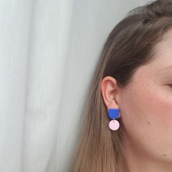 Boucles d'oreilles pendantes en bleu et rose 5