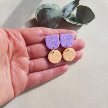 Boucles d'oreilles pendantes en lilas et abricot 5