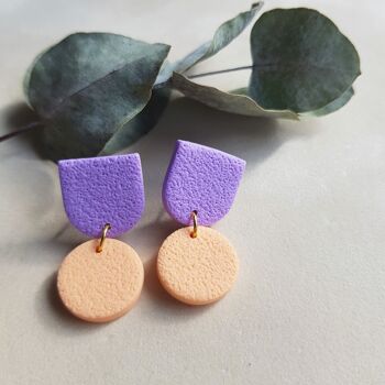 Boucles d'oreilles pendantes en lilas et abricot 6