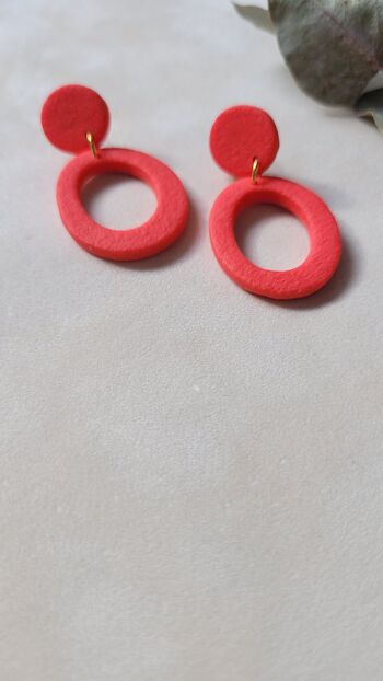Boucles d'oreilles pendantes en rouge 2