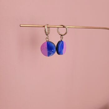 Créoles avec pendentif avec pendentif bicolore en rose et bleu 3