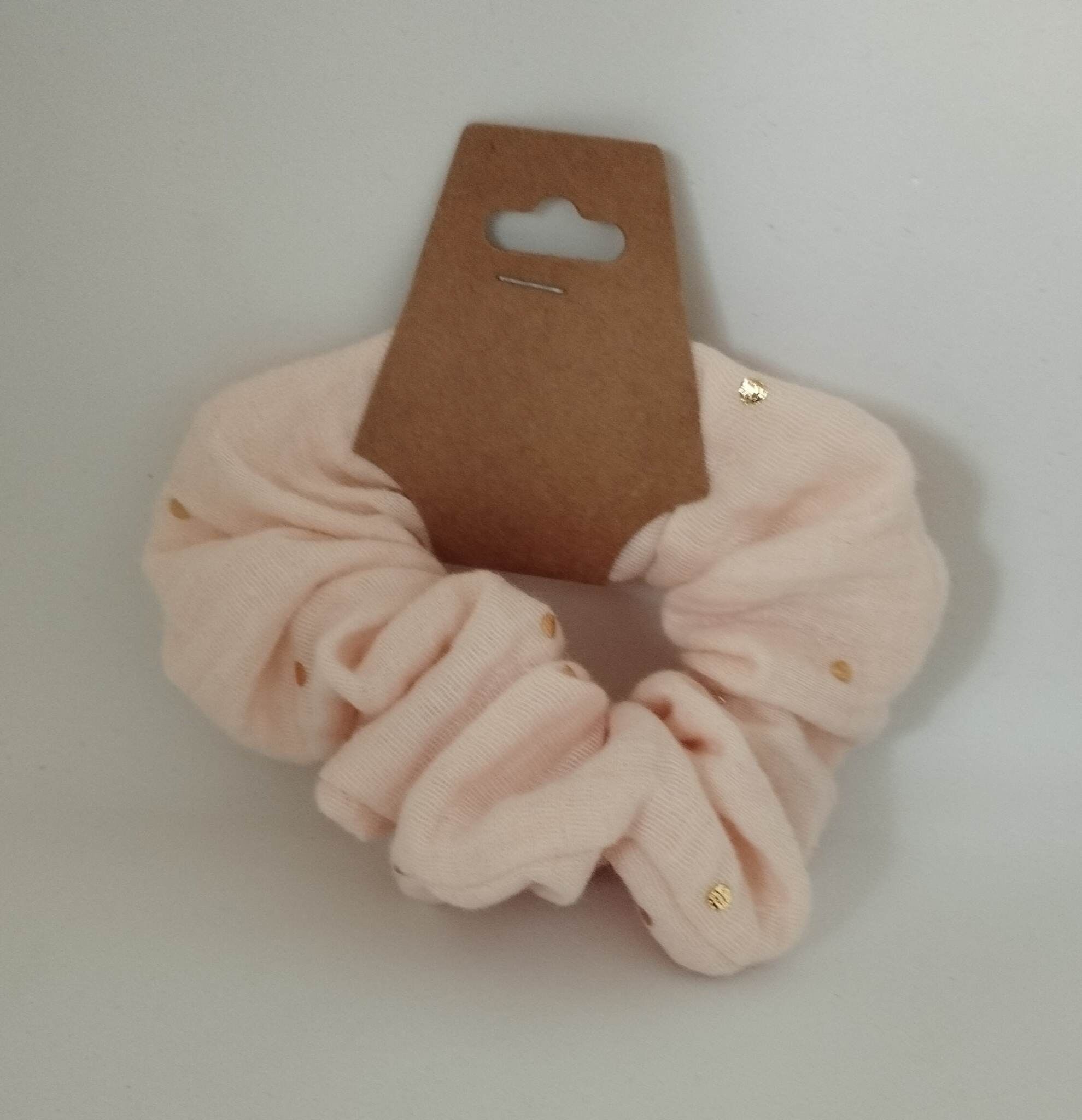 Rosafarbenes Haargummi aus doppelter Gaze