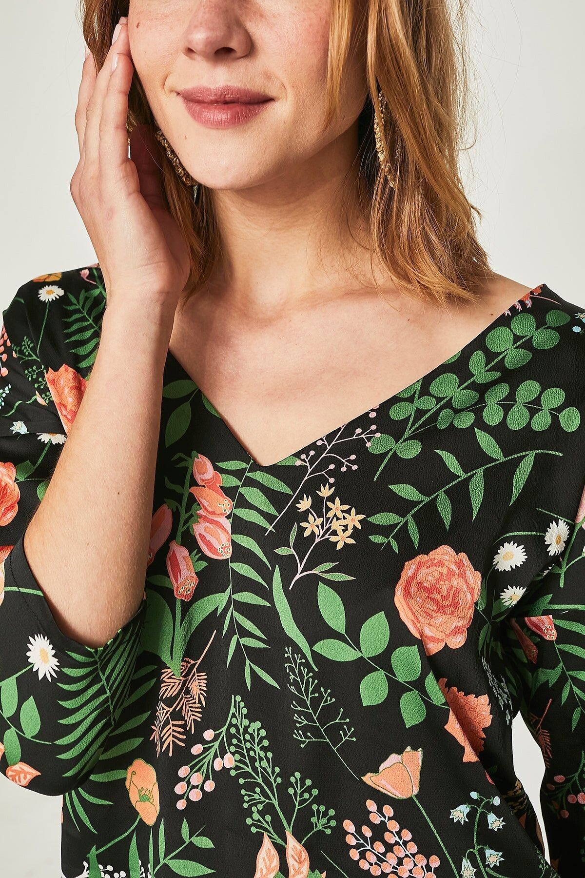 Schwarzes Sellerie-Blumen-Shirt