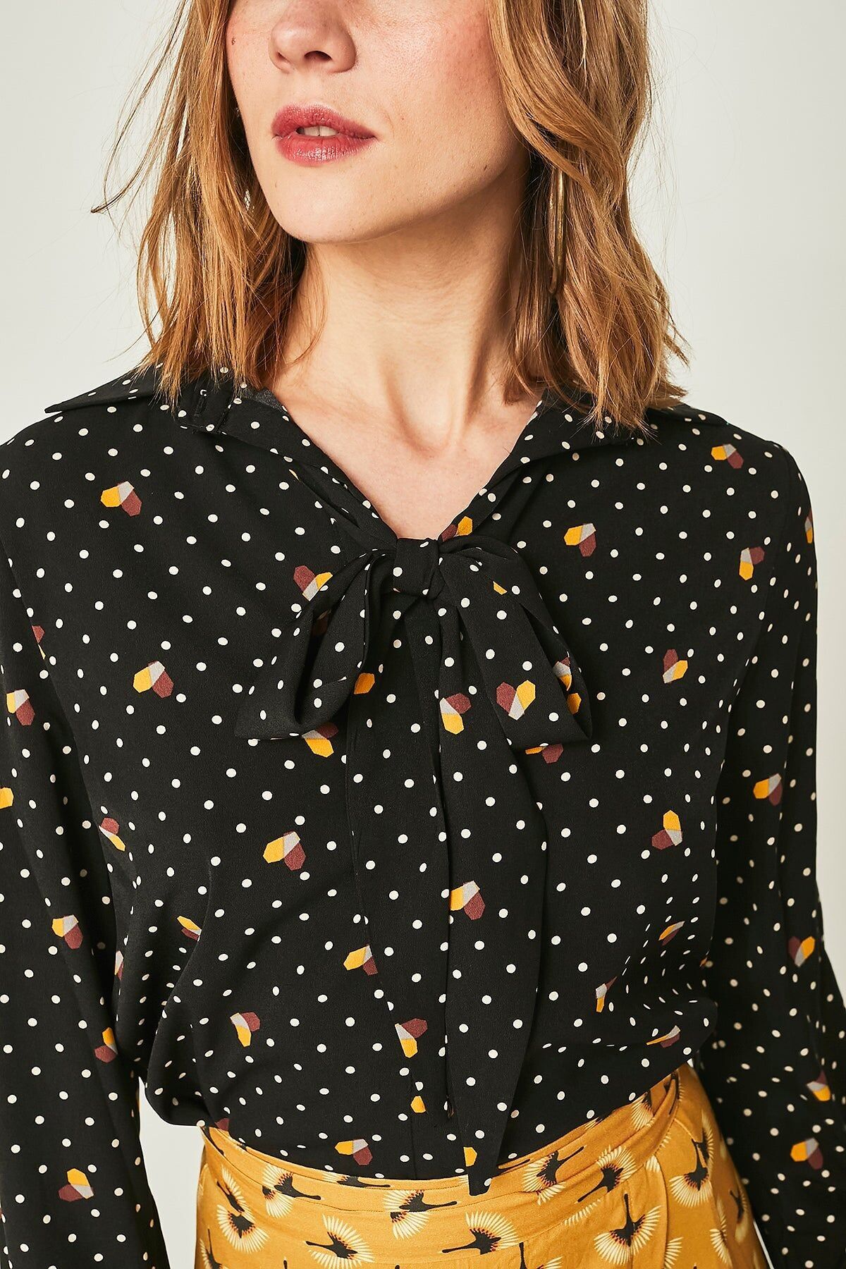 Gepunktetes schwarzes Minzhemd
