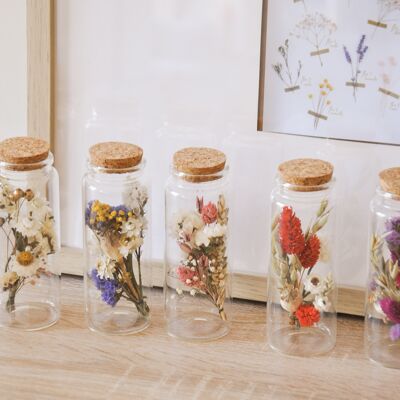 Bottiglia di mini bouquet di fiori secchi