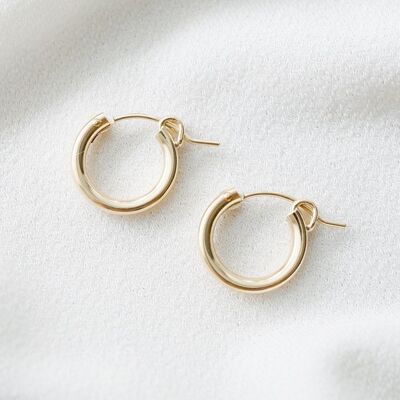 Charm'in Hoops - Huggie Hoops riempiti d'oro 14k