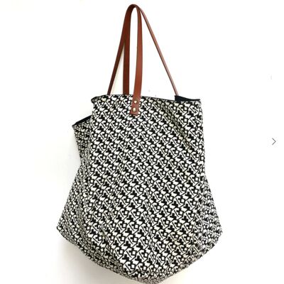 Borsa tote grafica in bianco e nero con interno nero liscio.