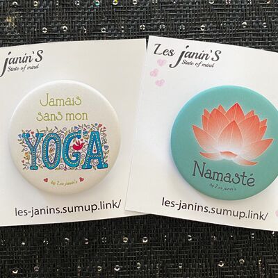 2 45-mm-Anstecknadeln „Namaste / Niemals ohne mein Yoga!““ 