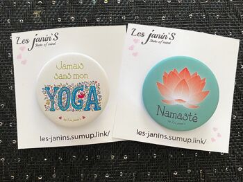 2 Badges épingles 45mm "Namasté / Jamais sans mon Yoga!"