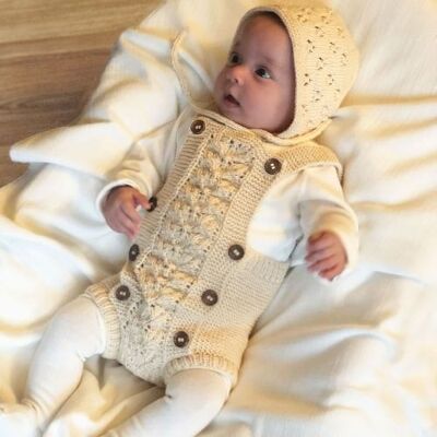 Barboteuse Eva 0-2 ans tricotée à la main en coton bio