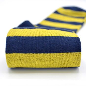 Chaussettes jaunes à rayures bleues 3