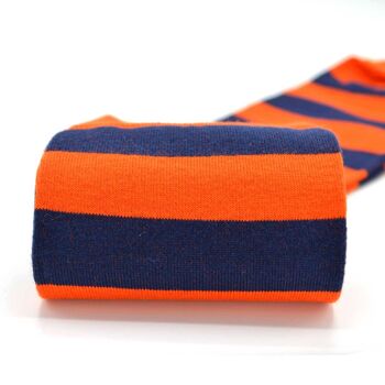 Chaussettes oranges à rayures bleues 3