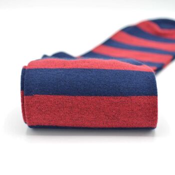 Chaussettes rouges foncées à rayures bleues 3