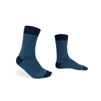 Blaue Socken mit Hahnentrittmuster