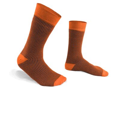 Orangefarbene Socken mit Hahnentrittmuster