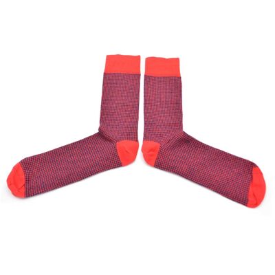 Rote Socken mit Hahnentrittmuster