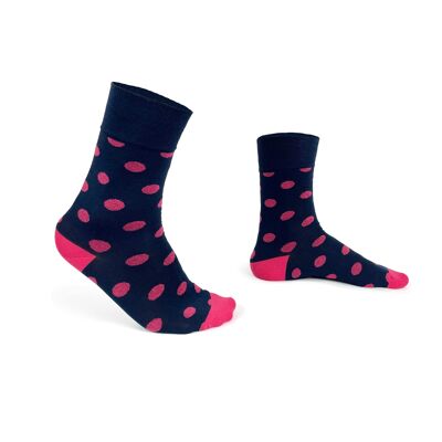 Blaue Socken mit rosa Punkten