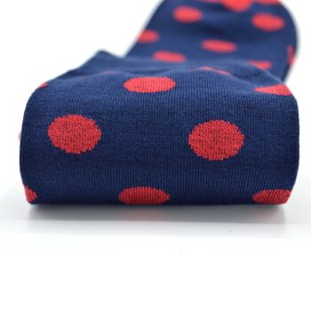Chaussettes bleues à pois rouges 3
