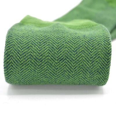 Grüne Socken mit Fischgrätmuster