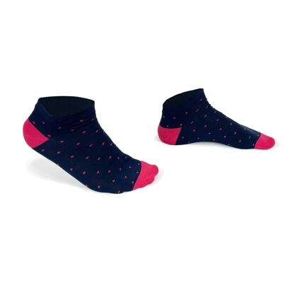 Blaue Socken mit rosa Punkten