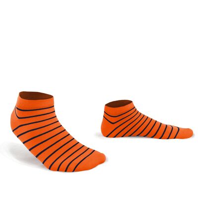 Orangefarbene Socken mit blauen Streifen