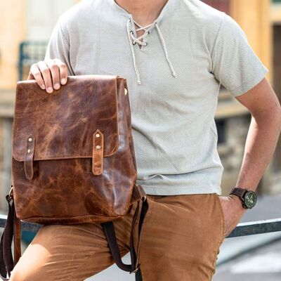 Robuster Lederrucksack im minimalistischen Stil, gemischter Trend, Vintage-Retro-Reiserucksack, Umhängetasche. VINTAGE-RUCKSACK