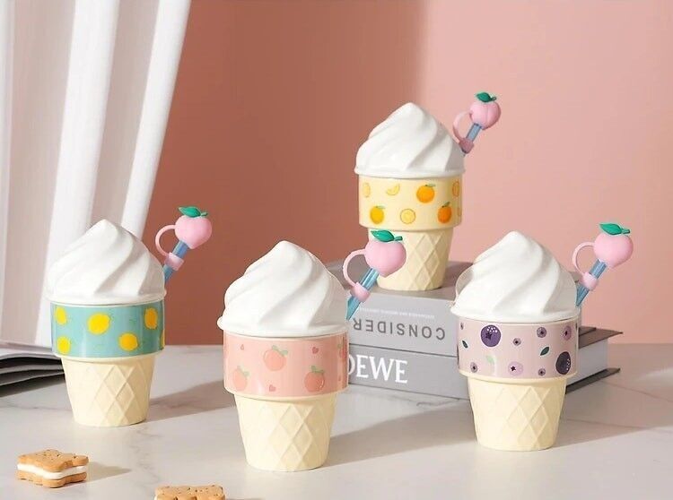 Eisbecher mit Deckel und Strohhalm.