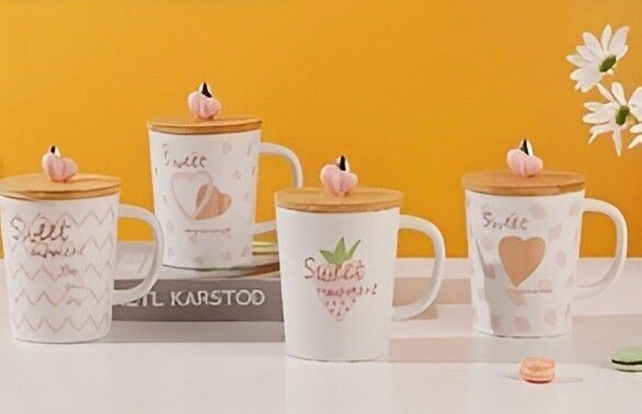 Weiß-beiger Becher mit Holzdeckel.