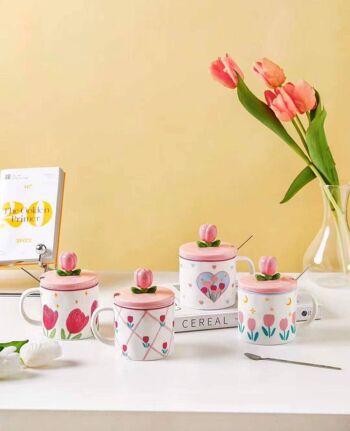 Mug avec une tulipe sur le couvercle et une cuillère en coffret cadeau - 370 ml - DF511