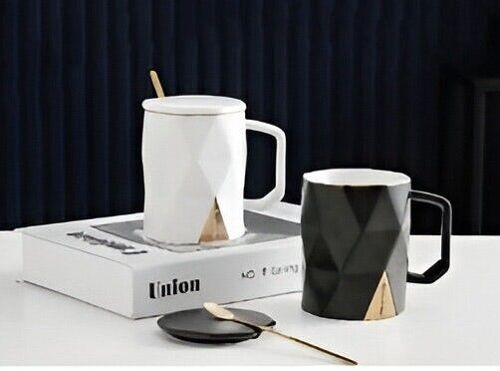Embossed mugs in white and black with lid and spoon in box -450 ml - DF-513