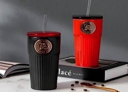 Mug in red and black with lid and straw,  in box  580 ml  -  DF-519